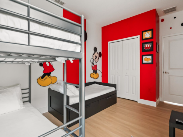 Luxury Vacation Home in Kissimmee 6-Bedroom Home with Private Pool & Great Amenities